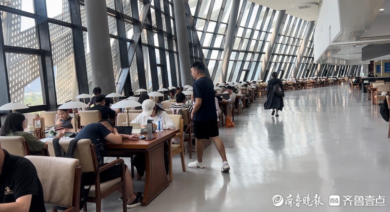 避暑、学习两不误，济南市图书馆、泉城书房人气旺(济南泉城图书馆在哪)