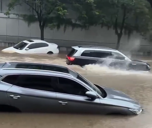 长沙暴雨一问界M9水中当船开博主：极端情况脱困能力强于一般油车