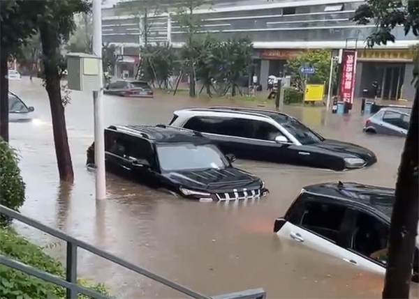 长沙暴雨一问界M9水中当船开博主：极端情况脱困能力强于一般油车