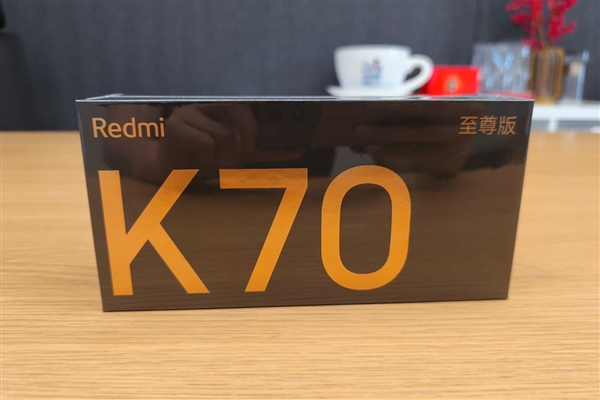 卢伟冰4个字评价RedmiK70至尊版：产品很狠