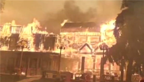加拿大一城市近一半建筑被林火烧毁：火焰喷到100米高空(加拿大森林火灾)