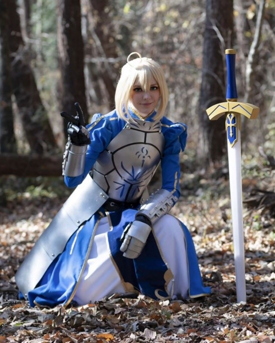 俄妹COS《Fate》Saber：泳装呆毛王靓丽吸睛