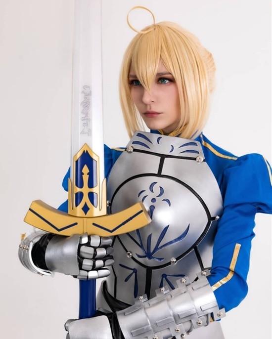 俄妹COS《Fate》Saber：泳装呆毛王靓丽吸睛