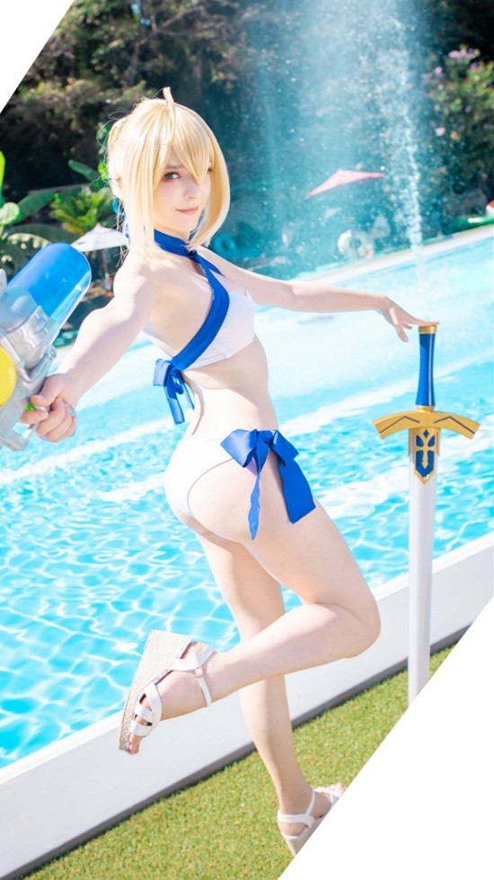 俄妹COS《Fate》Saber：泳装呆毛王靓丽吸睛