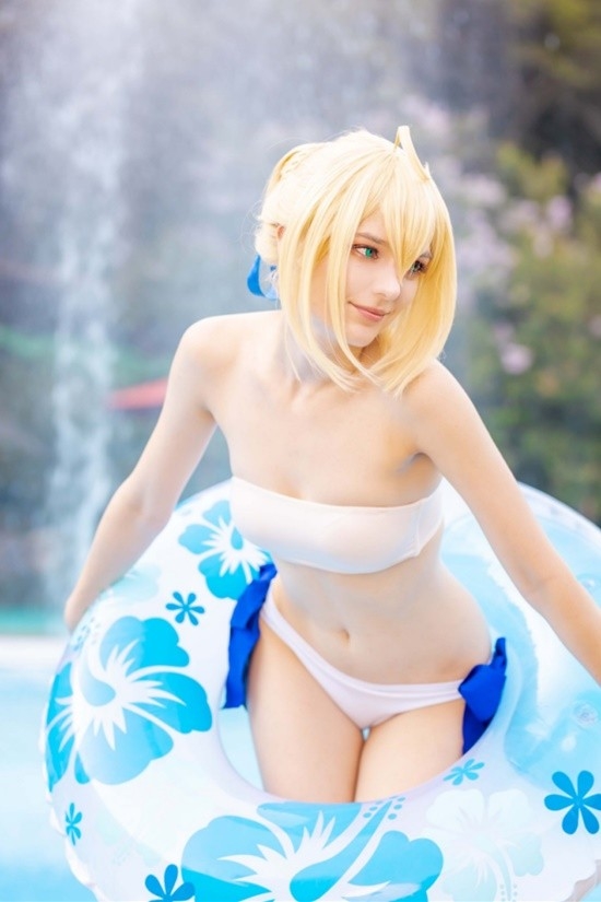 俄妹COS《Fate》Saber：泳装呆毛王靓丽吸睛