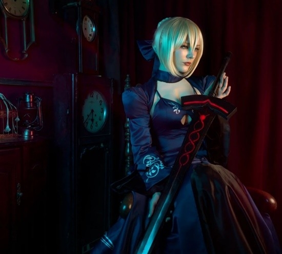 俄妹COS《Fate》Saber：泳装呆毛王靓丽吸睛