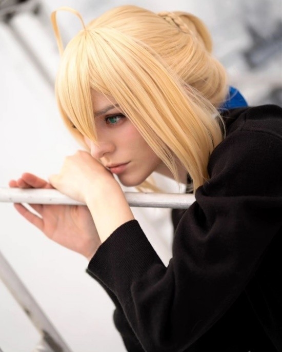 俄妹COS《Fate》Saber：泳装呆毛王靓丽吸睛