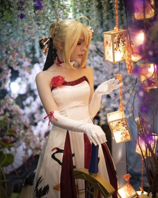 俄妹COS《Fate》Saber：泳装呆毛王靓丽吸睛