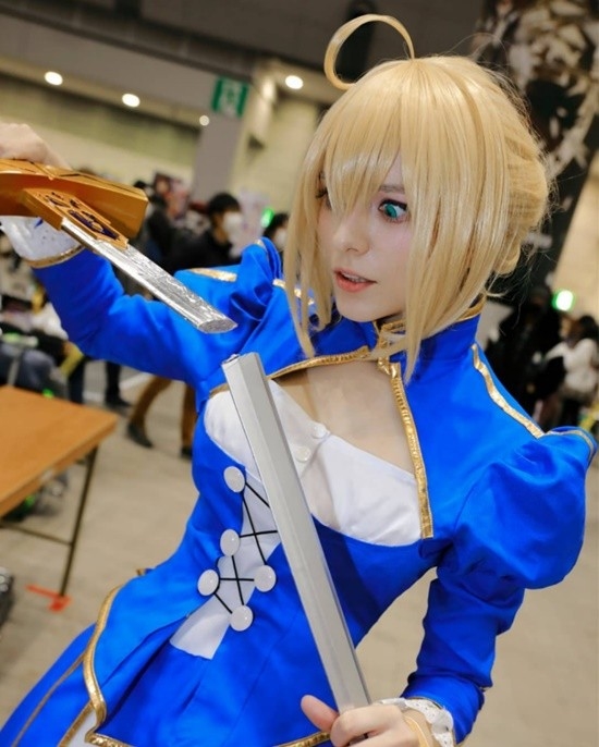 俄妹COS《Fate》Saber：泳装呆毛王靓丽吸睛