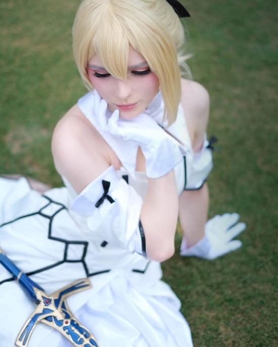 俄妹COS《Fate》Saber：泳装呆毛王靓丽吸睛