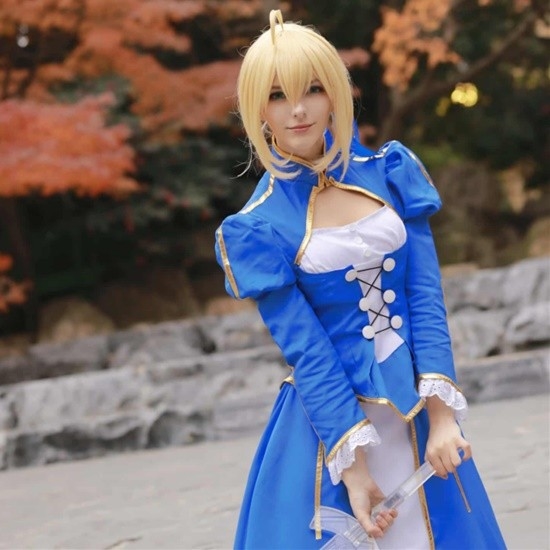 俄妹COS《Fate》Saber：泳装呆毛王靓丽吸睛