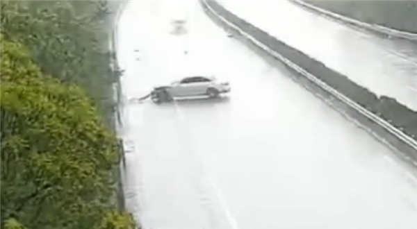 雨天高速上打滑酿事故司机语出惊人：因为我没驾驶证(高速雨天打滑怎么自救)