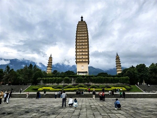 博主怒赞华为三折叠AI消除功能：逆天了轻轻一点就是私人景区