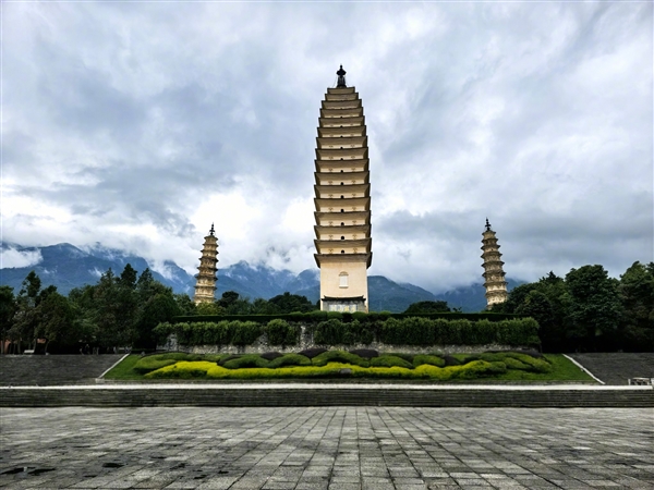 博主怒赞华为三折叠AI消除功能：逆天了轻轻一点就是私人景区