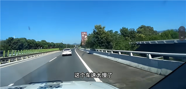 女司机高速公路上40km/h龟速行驶被训：你会不会开车这么慢还不如走国道